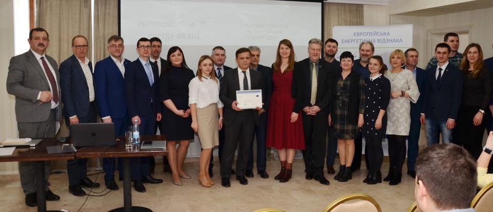 Presentation of the certificate to Mayor Serhii Sukhomlyn (Photo: Andriy Kyrchiv)